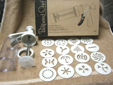 The Pampered Chef #1525 Cookie Press with 16 Disks  + box