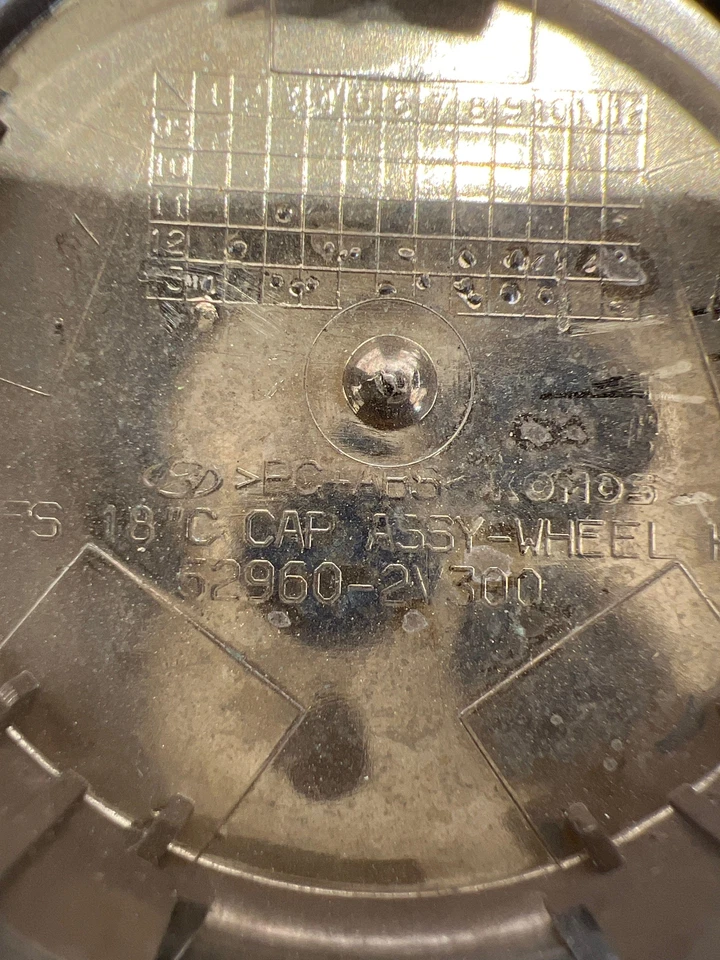 Tapa central de llantas de aleación Hyundai Veloster 2011-2014 OEM 52960-2V300 Foto 3 de 3