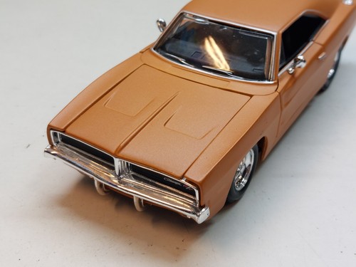 Maisto 1/25 Scale 1969 Orange Dodge Charger R/T Model Car - Picture 3 of 16