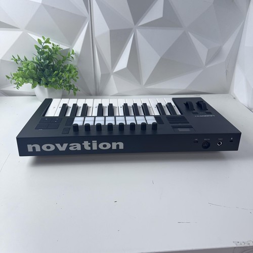 Controlador de teclado de 25 teclas Novation Launchkey 25 MK4 - Imagen 11 de 11