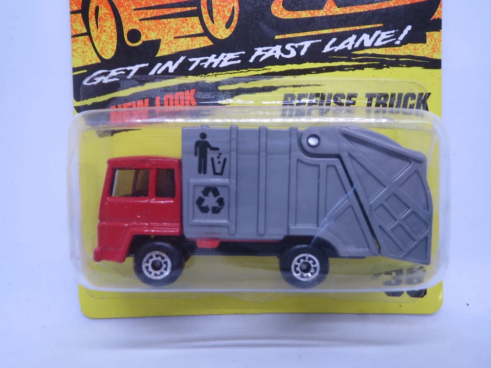 Matchbox REFUSE TRUCK 1996 red & grey Recycle #36/75 Superfast Vintage US Card - Image 2 of 4
