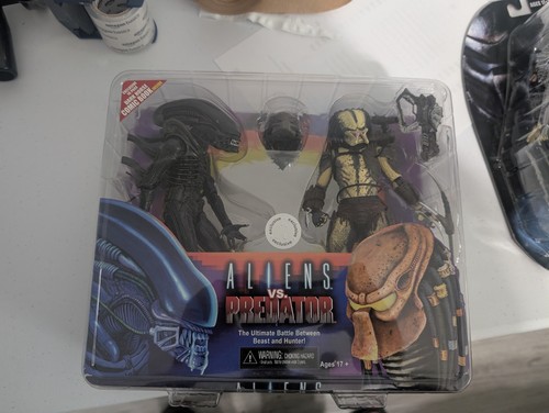2015 Toys R Us Exclusive NECA Aliens vs Predators 2 Pack RARE NIB