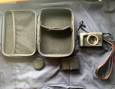 Canon EOS M6 Mark II Mirrorless Camera Body w/ Charger & Case [Damaged SD Slot]