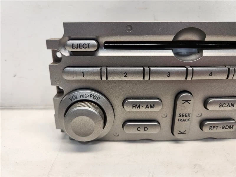 Placa frontal de radio Mitsubishi Endeavor 2004-05 con controles - CD único MR576014ZZ Foto 2 de 4