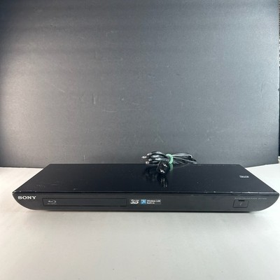Sony BDP-S590 3D Blu-Ray DVD Disc Player with Remote and HDMI cable