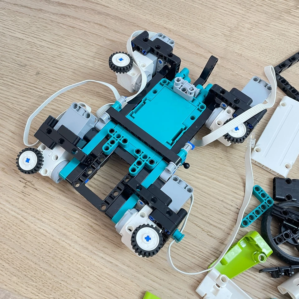 LEGO 51515 Mindstorms Robot Inventor  Battery Only Works While Plugged In. - Image 3 of 4