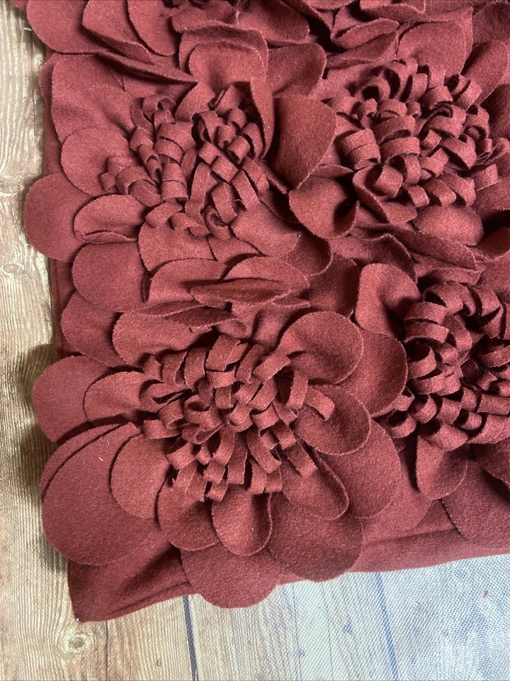 Surya Wool Pillow Cover Pillowcase Rust Red 3D Flowers Foto 2 de 4