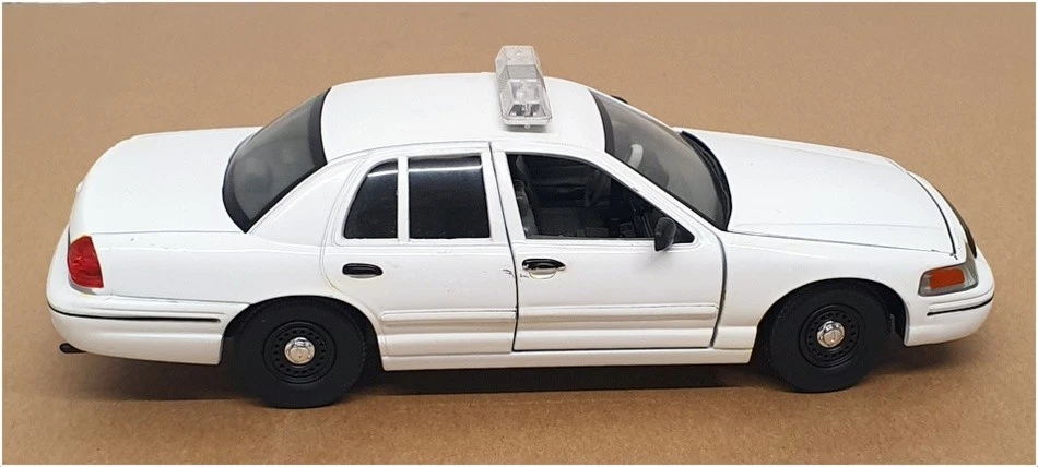 Classic Metal Works 1/24 Scale 2624E - Ford Crown Victoria Police Car - White - Image 3 of 4