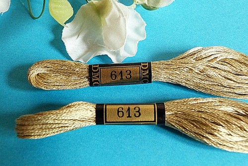 105A/ Gorgeous Lot Of 2 DMC Embroidery Floss Skeins No. 25 Beige Color No. 613 - Picture 3 of 3