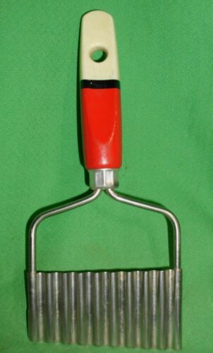 VINTAGE, SKU-LINE, JULIENNE CORRUGATED CHOPPER With Red & White Wood Handle. 7" - Picture 1 of 4