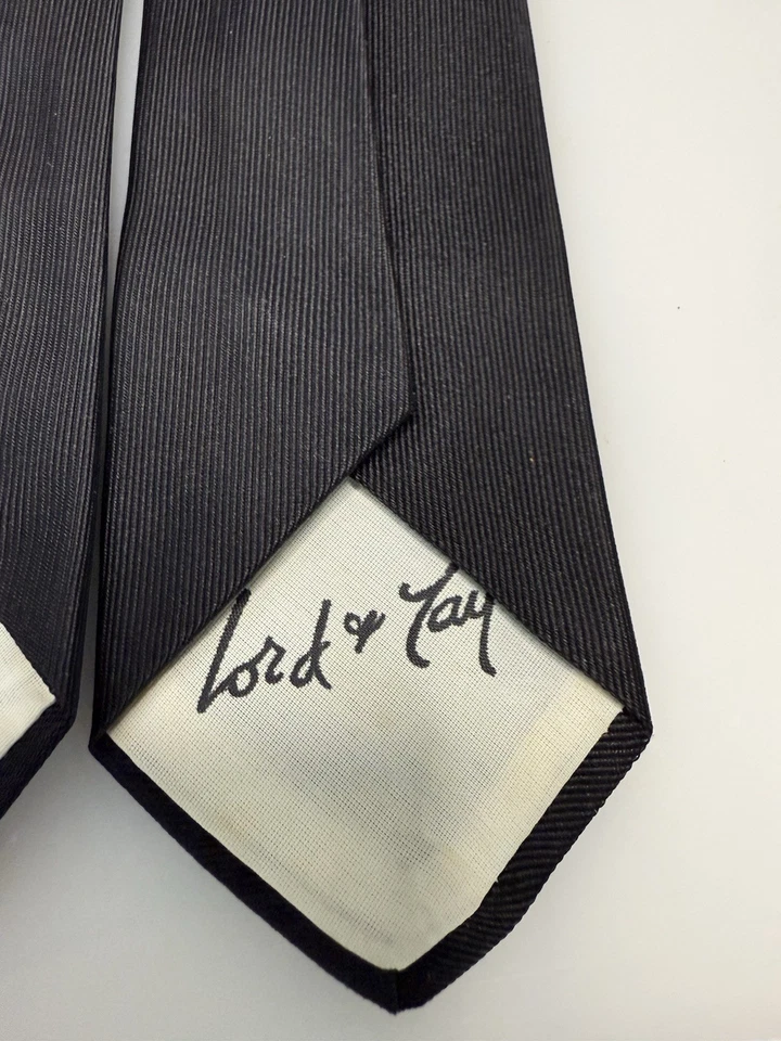 Corbata de seda delgada negra lisa Lord & Taylor’s vintage 2 1/4” X 52” Rockabilly usada en excelente estado Foto 3 de 4