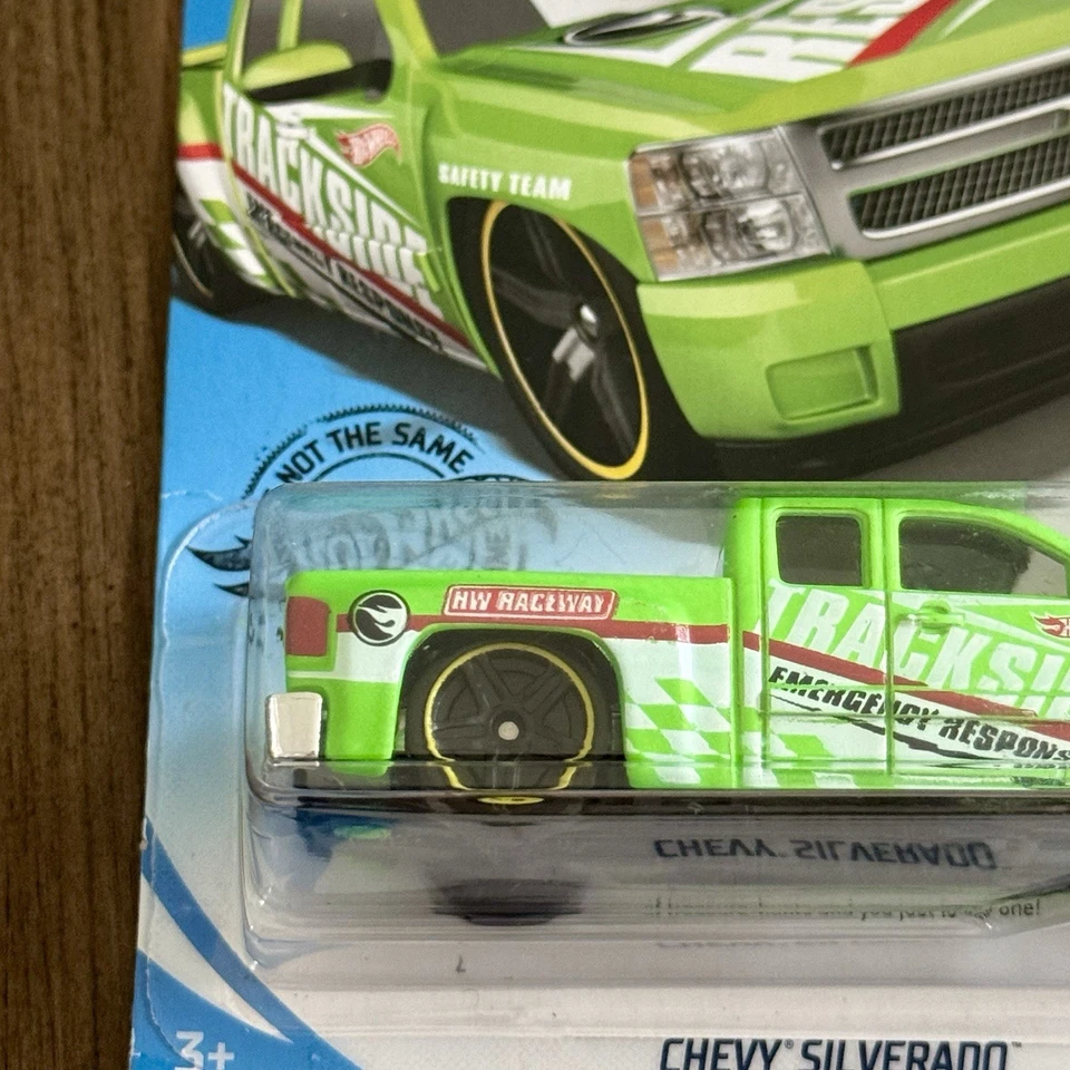 🔥 Hot Wheels Treasure Hunt Chevy Silverado Verde - 25 Aniversario TH Foto 2 de 4