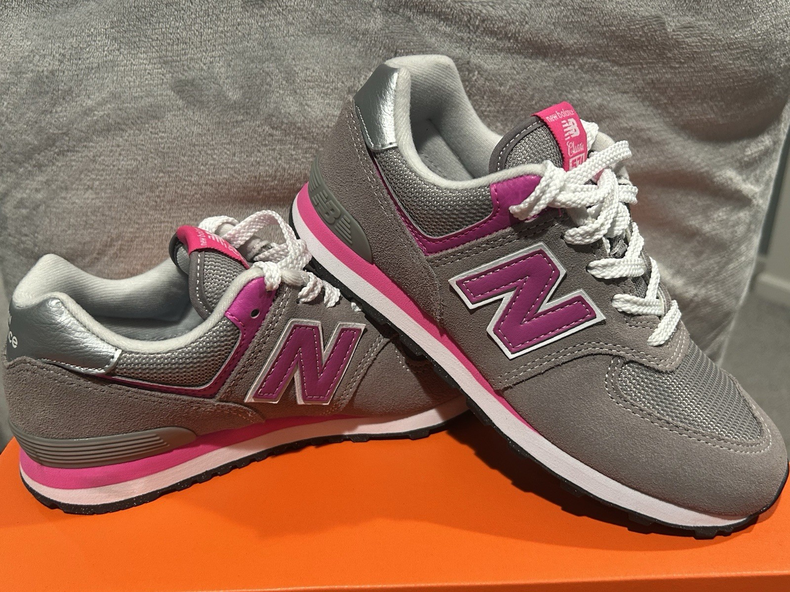 New Balance 574 Grey Pink Kids Shoes Sneakers Size 2.5 New Balance 574 Grey Pink Kids Shoes Sneakers Size 2.5