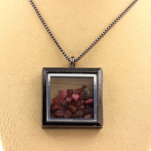 Collier Tourmaline multicolore brut et son pendentif carré noir d'exception
