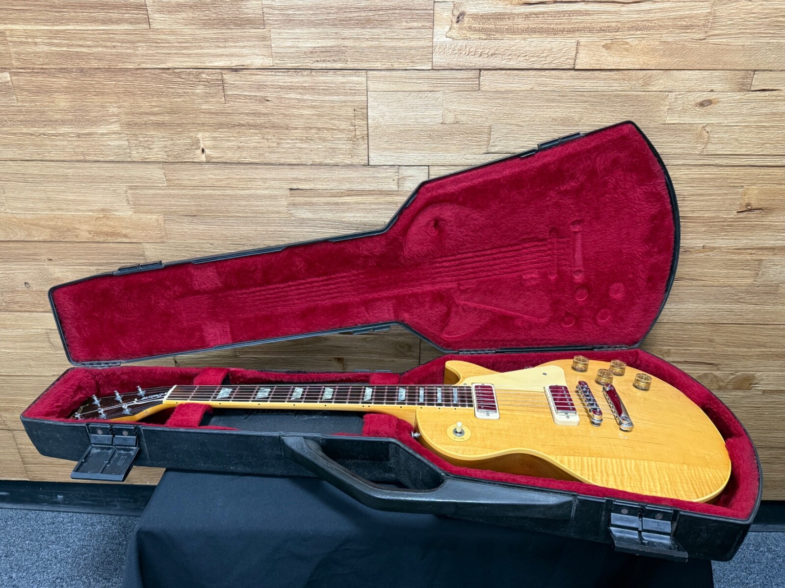 Gibson Les Paul Deluxe Guitar 1977 Natural 9lbs 10oz w/Gen 2 Chainsaw case-Clean