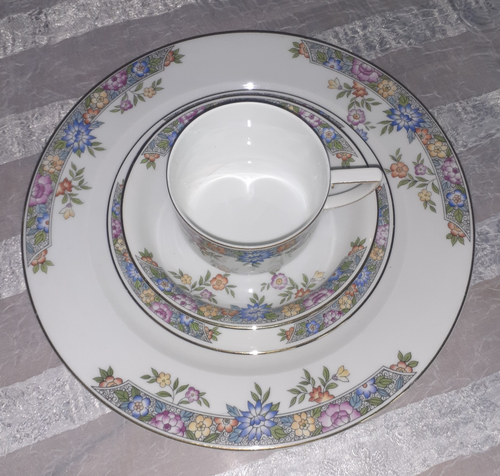 BAVARIA HUTSCHENREUTHER SELB Set 4 piece Gold Rim FLORAL Dinnerware - Picture 2 of 7