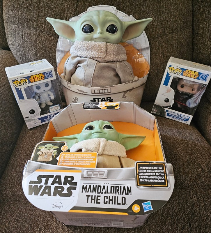 Star Wars Lot. 2 Different Mandalorion The Child & 2 Star Wars Funko Pops.