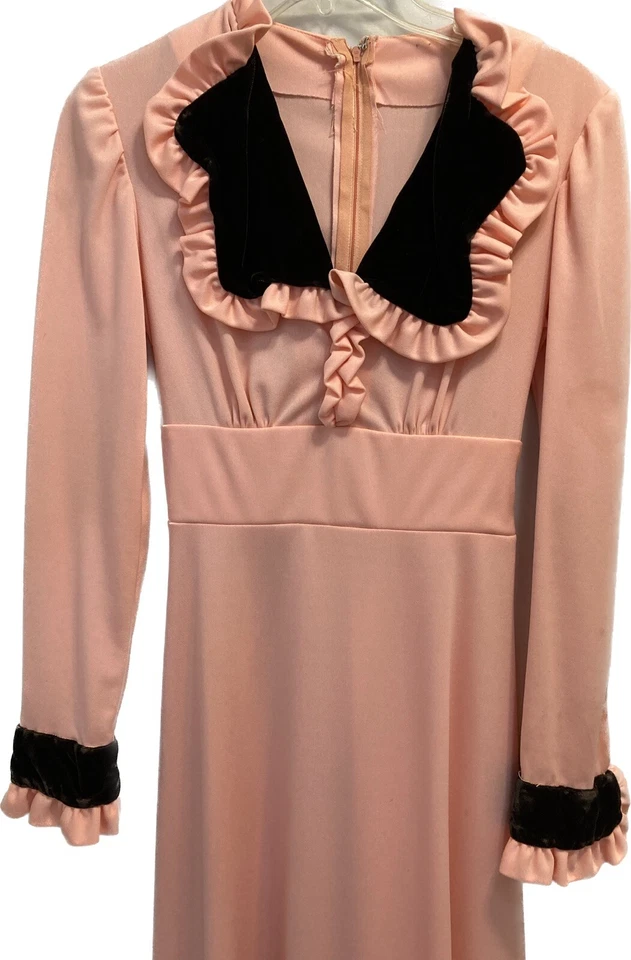 Maxi Vestido Vintage Años 70 Hecho en Unión Rosa con Volantes con Borde de Terciopelo Negro Talla 10 Foto 2 de 4