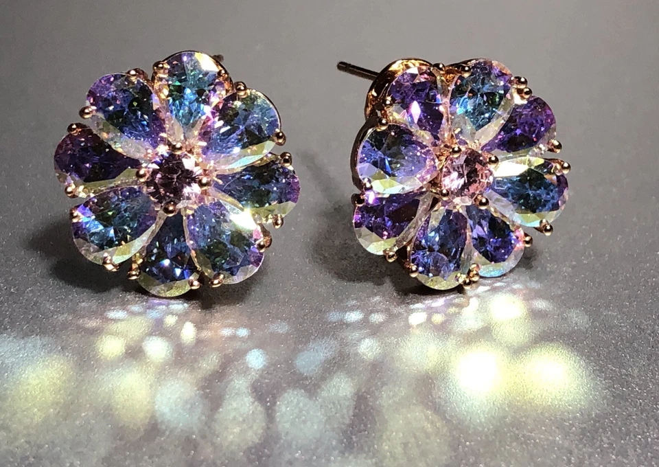 Aretes florales enchapados en oro de 18k hechos con cristal de Swarovski aurora boreal Foto 4 de 4