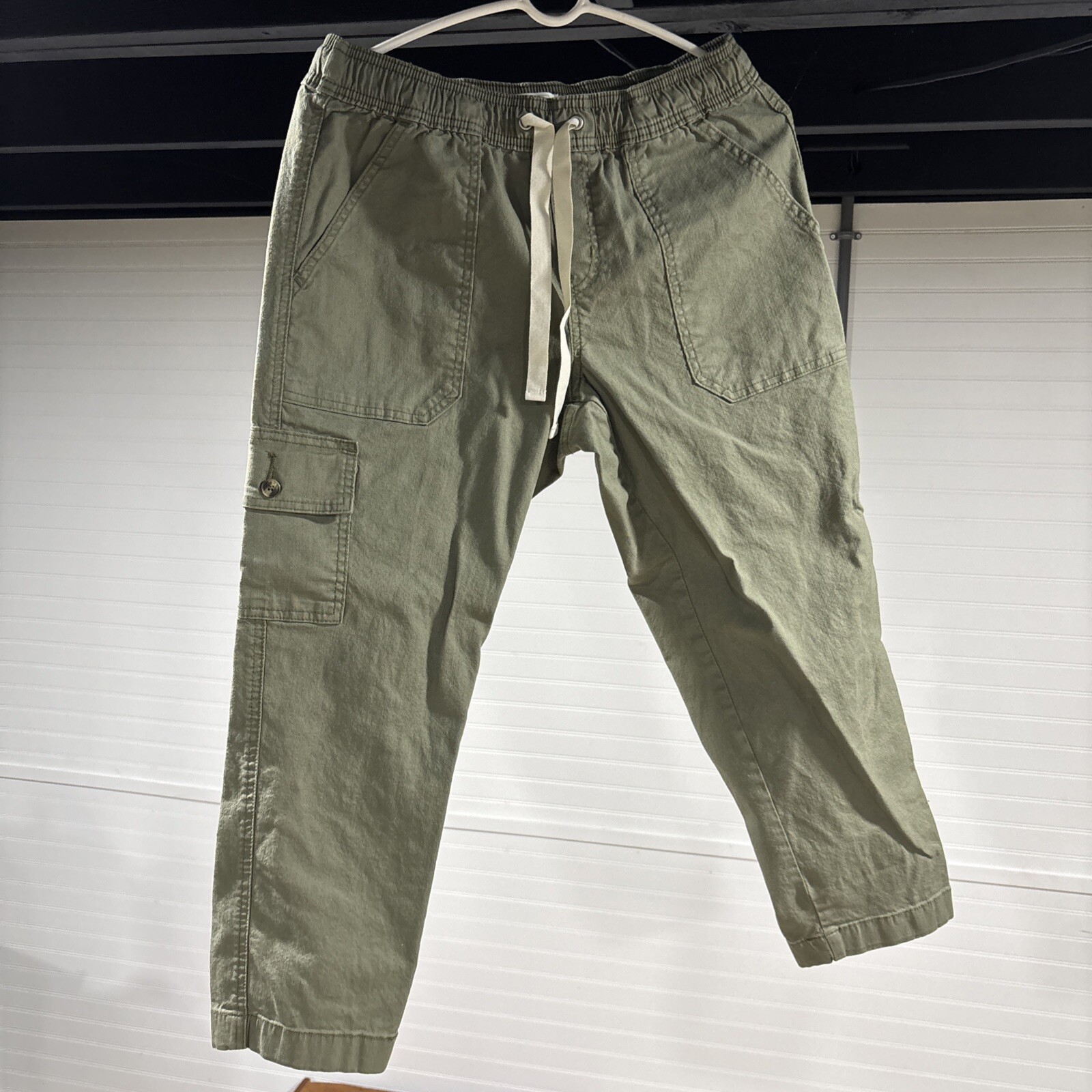 Levis Signature Gold Women's Olive Cargo Capri Pants. Size 8/W29