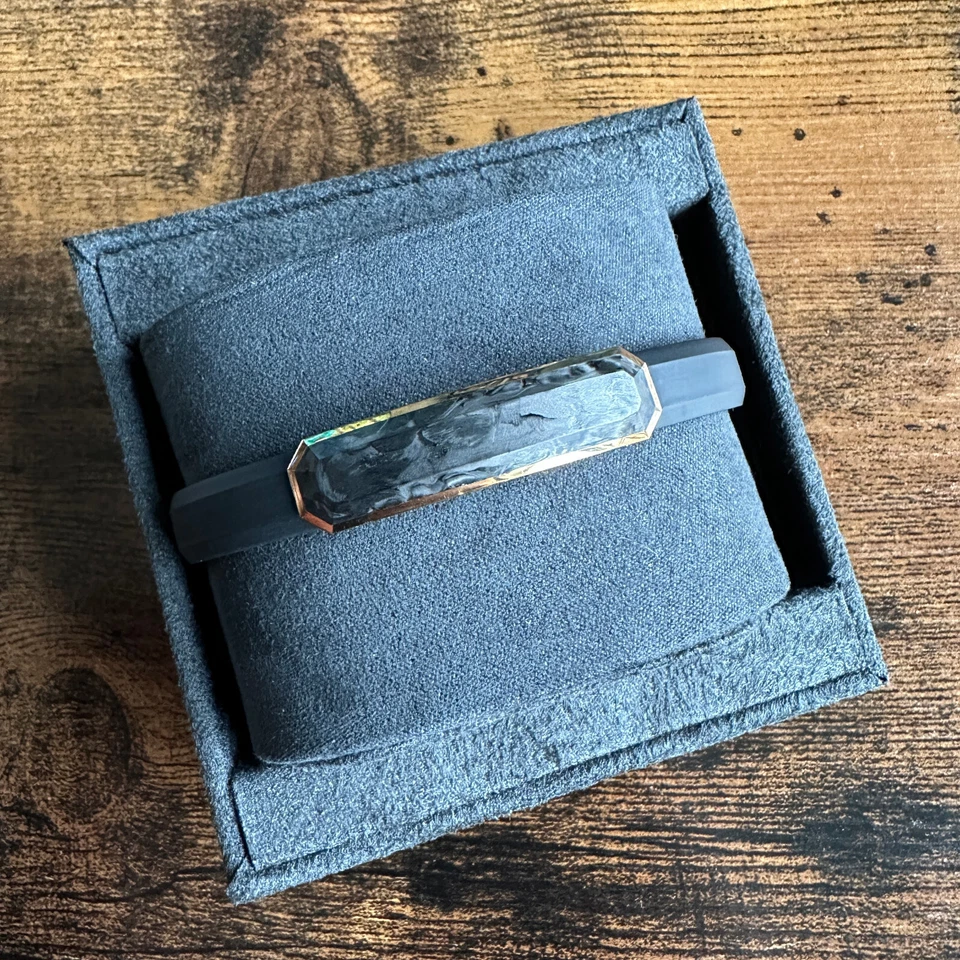 Brazalete de goma David Yurman Streamline ID con carbono forjado en oro de 18 quilates - mediano Foto 4 de 4