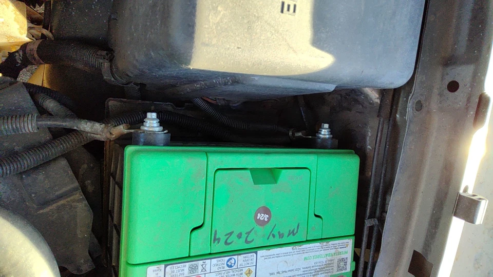 Chevy Suburban 2000-2006 bandeja de montaje en caja de batería completa con sujeción OEM 5,3 L Foto 2 de 3