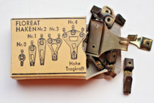 Pappschachtel 60er Jahre mit Inhalt Floreat Wandhaken vermessingt Nr0, 1, 2, 3,4