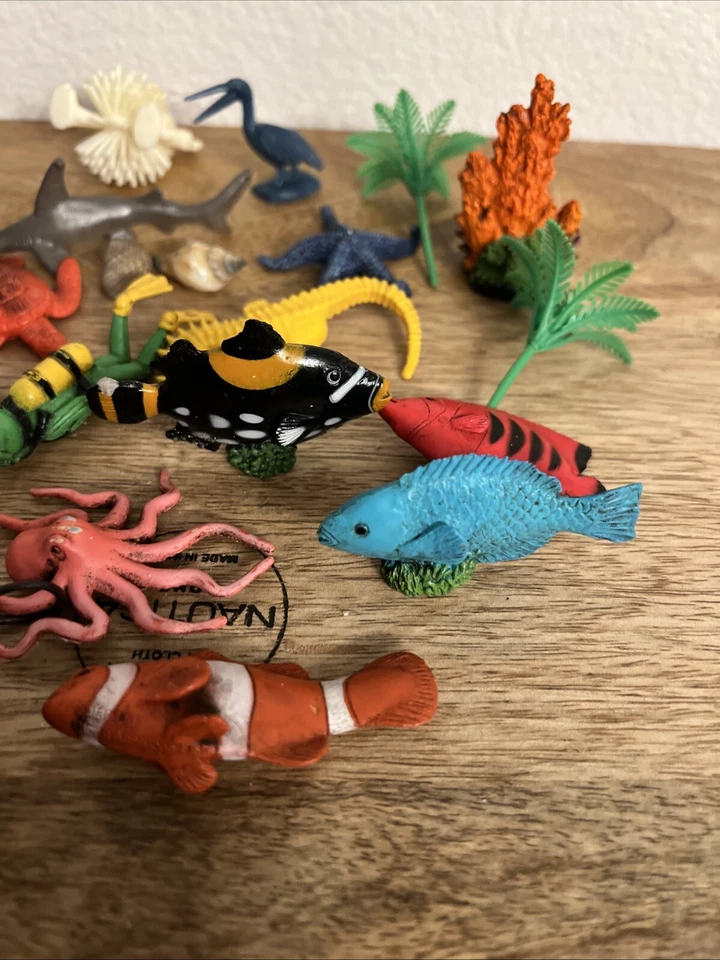 Juego de 24 piezas de juguetes decorativos de safari de plástico para peces, conchas y plantas Foto 4 de 4