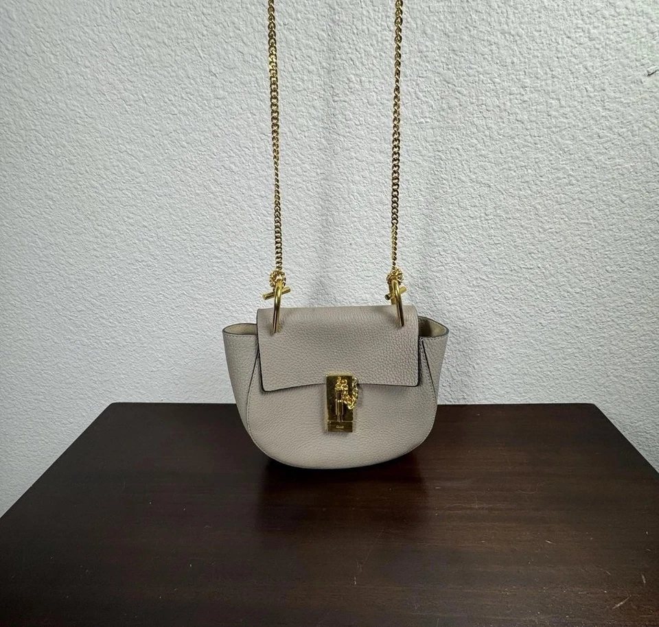 Bolso Bandolera Chloe Drew Mujer Pequeño Gris Cuero Cadena Herrajes Dorados Foto 2 de 4