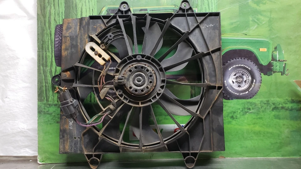 Chrysler PT Cruiser 2006 2,4 A/T turbo conjunto de ventilador eléctrico de fábrica Foto 2 de 4