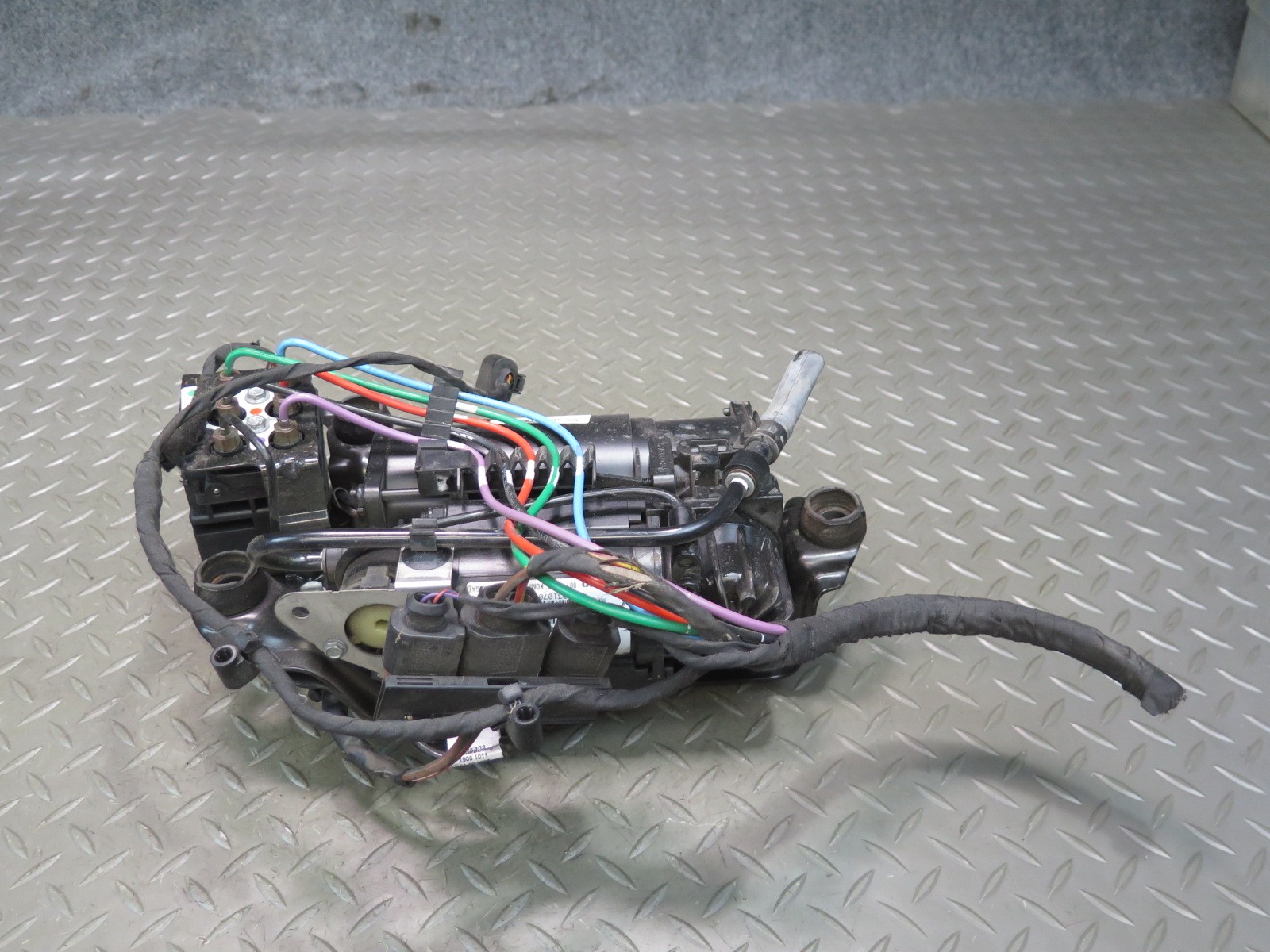 2006-2012 BENTLEY CONTINENTAL FLYING SPUR REAR AIR SUSPENSION COMPRESSOR PUMP