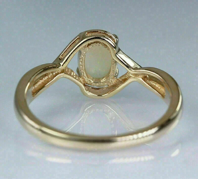 Anillo de compromiso para mujer de ópalo de corte ovalado de 2 quilates enchapado en oro amarillo de 14 k Foto 4 de 4