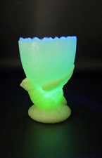 Coquetier Ancien PORTIEUX France - Verre Opaline Vert Ouraline (Fluorescent UV)