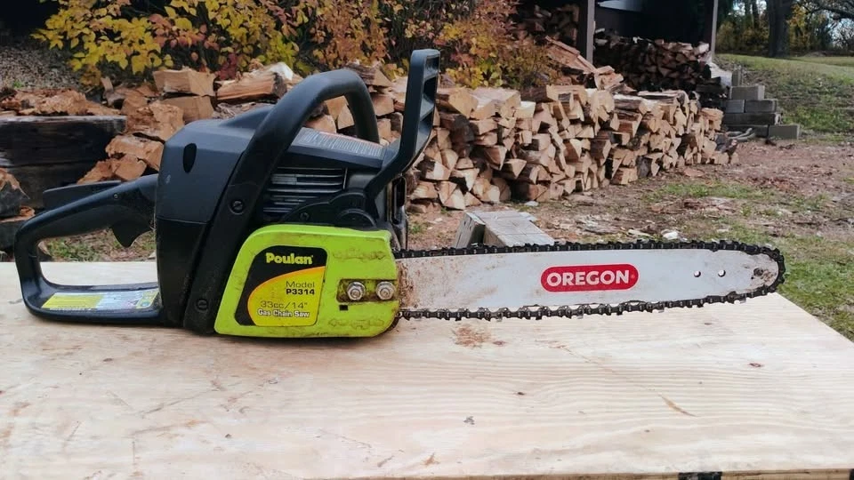 Poulan P3314 esta tiene una motosierra de gas 42cc 2 ciclos  Foto 2 de 4