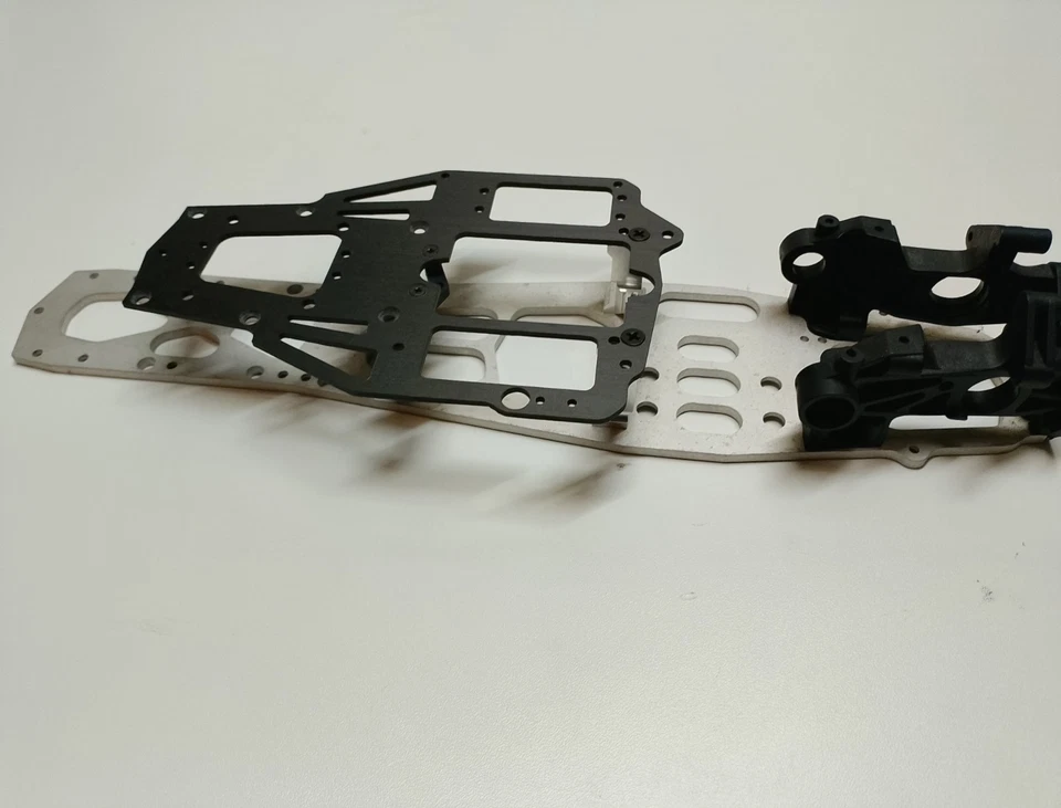 Serpent CHASSIS IMPACT SPEC 2000/PLATINE RADIO/PALIERS ARRIERES/SUPPORT ALU NEUF - Photo 2/4