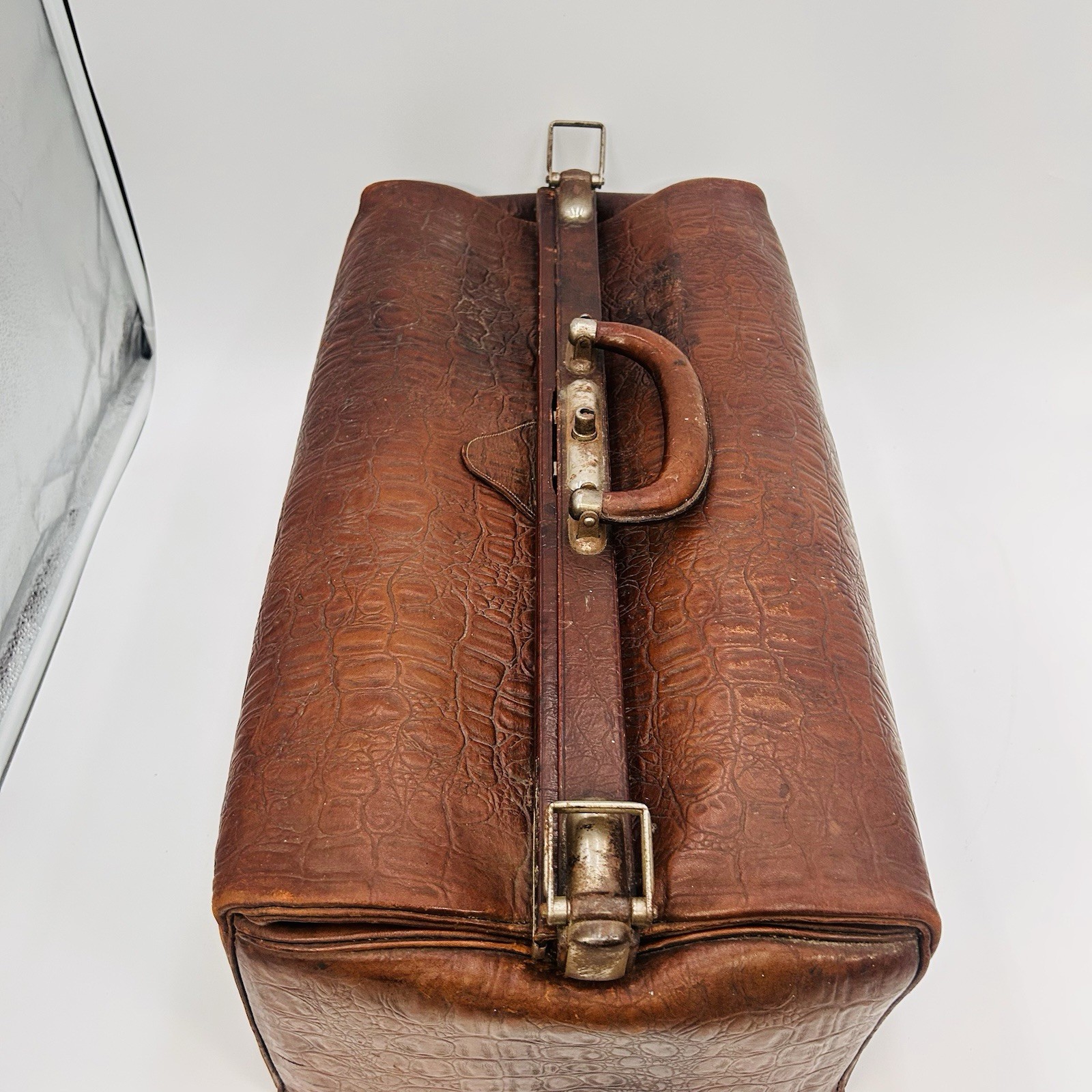 VTG Tooled Leather Doctors Bag Large Tan Antique Gladstone Style Satchel NO KEY