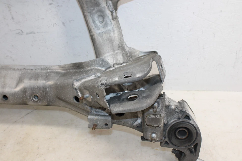 2003-2007 Infiniti G35 Coupe Subquadro Traseiro Membro Cruzado OEM LW30 - Imagem 4 de 4