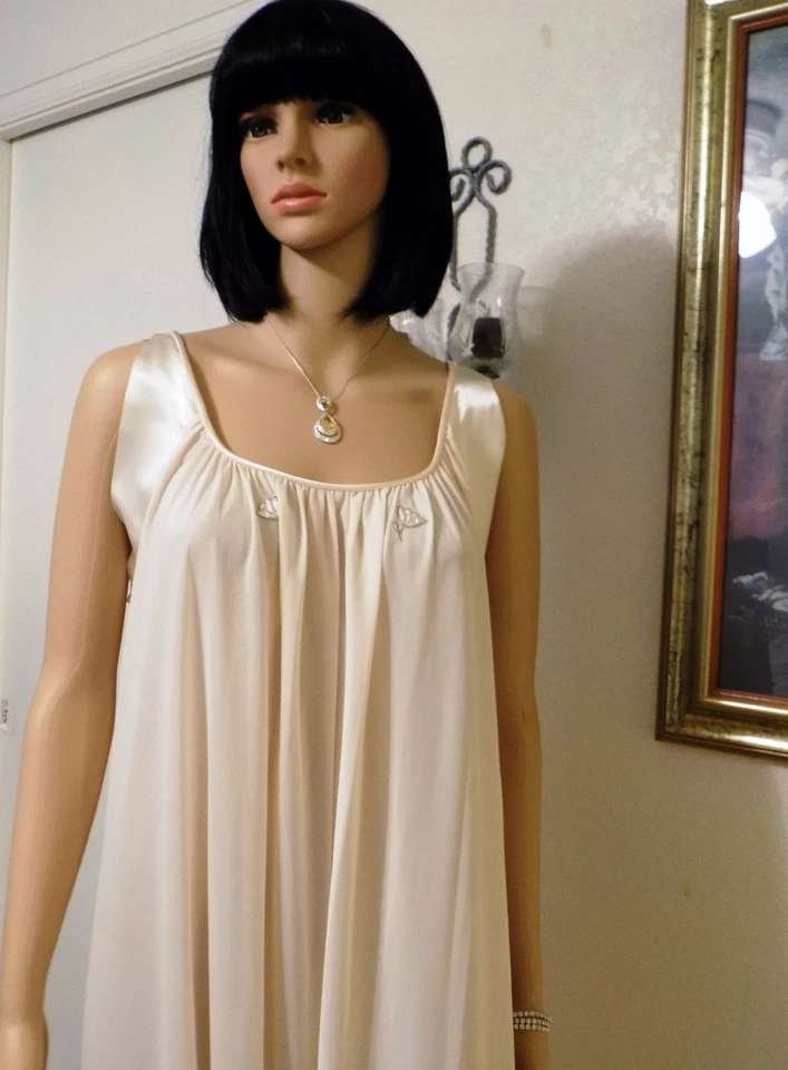 Camisón LUCIE ANN DE COLECCIÓN NAILON CREMA MANTEQUILLA con mangas satinadas con bandas talla mediana Foto 2 de 4