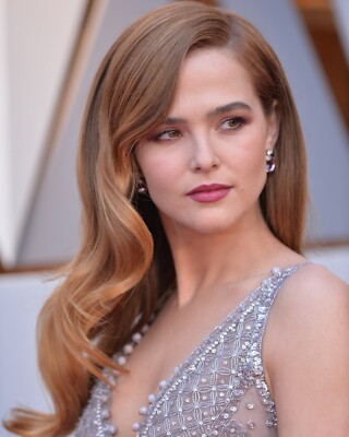 ZOEY DEUTCH 8x10 PHOTO *