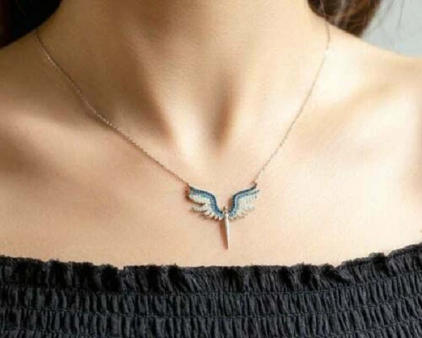 Collar de 18 cadenas colgante de ala de ángel sobre oro blanco de 14 quilates con zafiro y diamante de topacio Foto 2 de 4