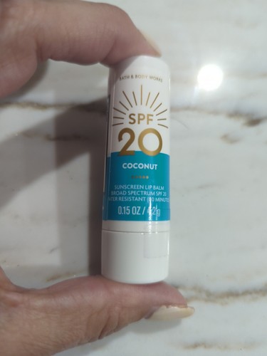 Bath &Body Works SPF 20 COCONUT Sunscreen Lip Balm SEALED .15 oz - 第 1/5 張圖片