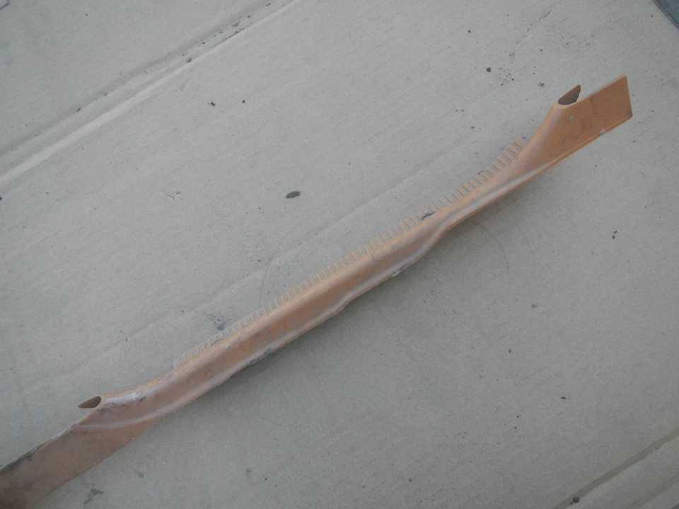 PASE TRASERO DERECHO. PLACA RASGUÑO UMBRAL PUERTA 1980 80 NISSAN DATSUN 210 310 BLUEBIRD Foto 3 de 4