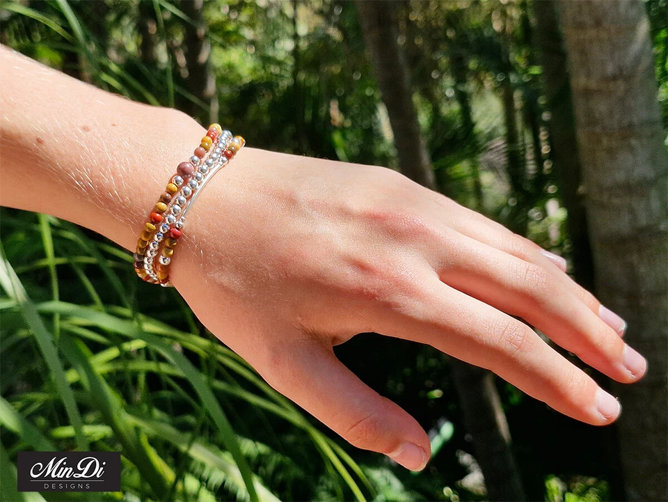 Pulseras apilables hechas a mano con plata de ley y jaspe mookaita. Foto 2 de 4