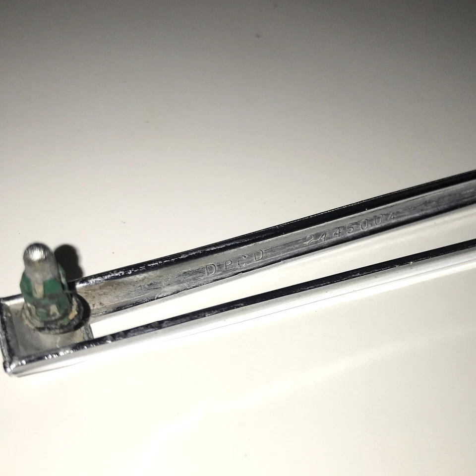 1960's- 1964 / 1965 Chrysler 300 emblem chrome trim bezel P/N 2445004, OEM MOPAR - Imagem 2 de 4