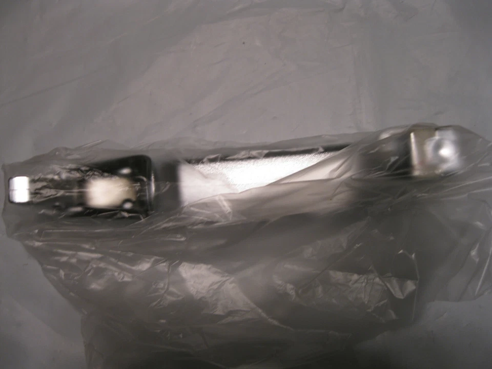 GM OEM Exterior Door Handle Package 93744504 FITS 2008-2010 Captiva Sport Vue - Image 4 of 4