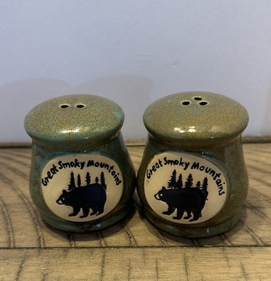 Great Smokey Mountains Bear  Gatlinburg Novelty Salt Pepper Shakers Pottery 