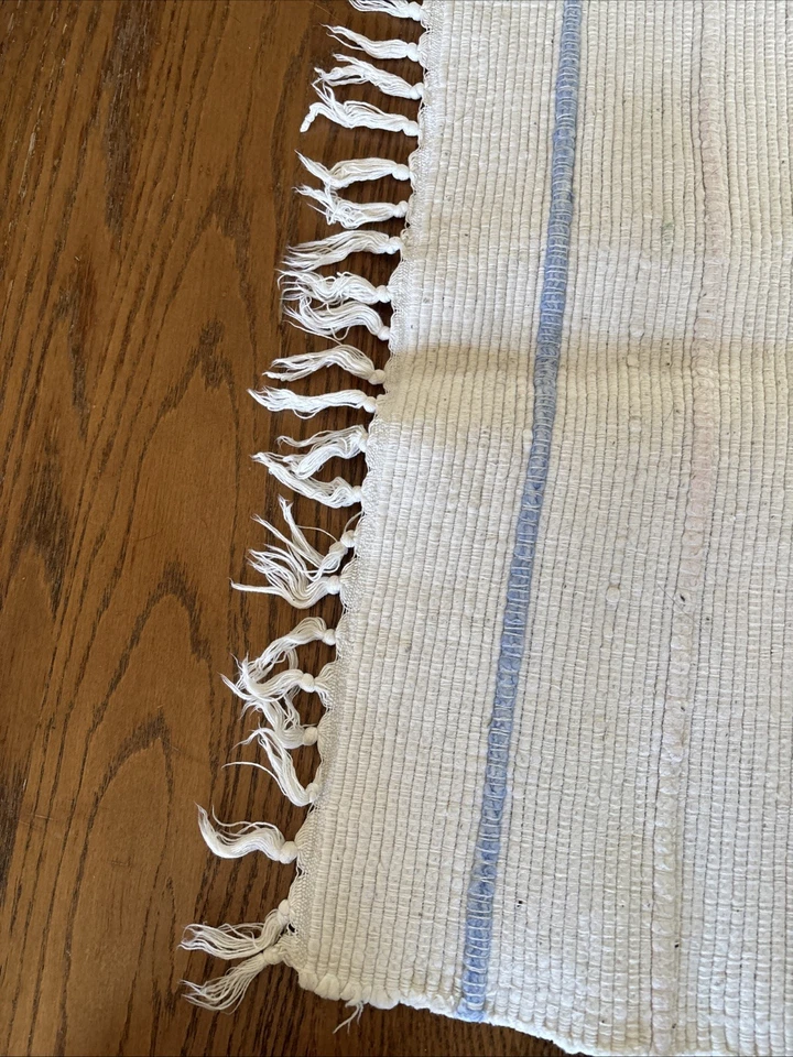 "Alfombra tejida vintage con flecos 35x21"" blanca con rayas azules, verdes, rosas" Foto 2 de 4