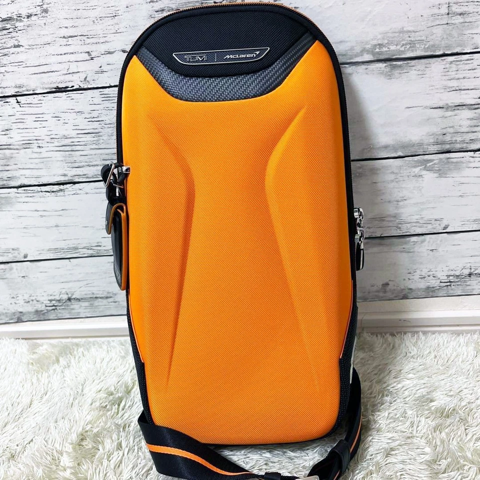 Bolso de hombro TUMI MCLAREN Torque Sling naranja salida F/S JP Foto 2 de 4