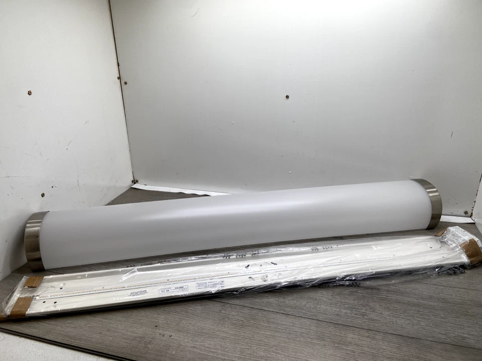 Lithonia Lighting FMLCCLS 48 PULGADAS 90CRI 1 luz LED integrada al ras - cepillado Foto 2 de 3