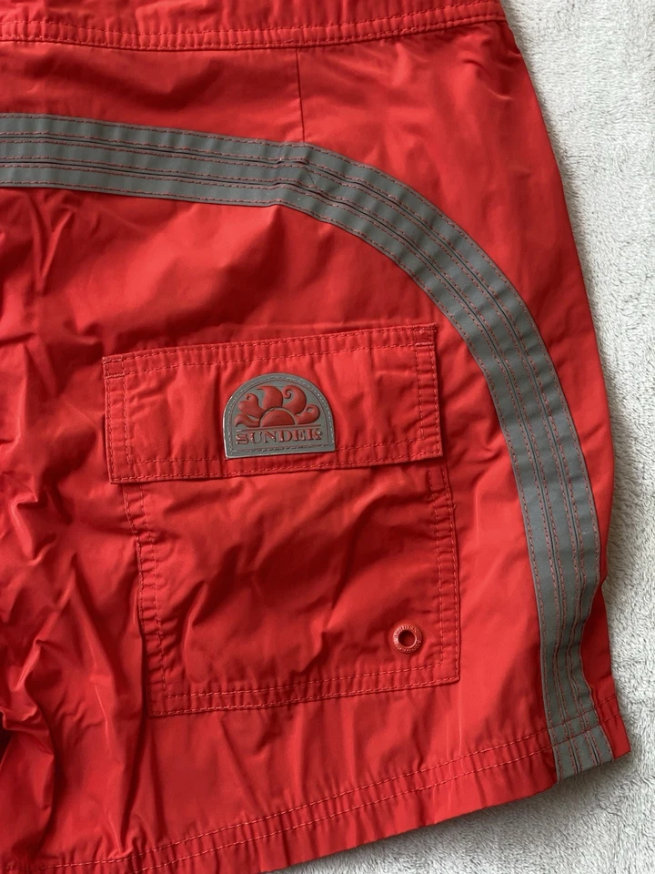 Baús de natação SUNDEK icônicos tafetá cintura elástica vermelho/prata tamanho M - Imagem 3 de 4